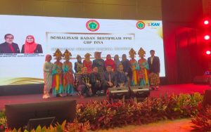 Dewan Pengurus Pusat (DPP) Persatuan Perawat Nasional Indonesia (PPNI) sosialisasikan Certified Body For Person – Indonesia National Nurses Association (CBP-INNA) atau badan sertifikasi perawat Indonesia, Senin, 2 Oktober 2023 di The Sultan Hotel & Residence Jakarta. CBP-INNA merupakan lembaga yang dikembangkan oleh PPNI yang tugas utamanya melakukan kegiatan sertifikasi perawat Dikatakan, ketua umum DPP PPNI Harif Fadilah CBP-INNA ini untuk mensertifikasi keahlian-keahlian khusus perawat. “Jika perawat ingin menekuni di bidang ruang bedah, hemodialisis, gawat darurat dia dapat mengikuti pelatihan. Nantinya diakhir pelatihan dia (Perawat, red) dapat mengikuti sertifikasi untuk mendapatkan pengakuan,” ucapnya. Lebih lanjut Harif menyampaikan bahwa CBP-INNA telah mendapatkan pengakuan akreditasi dari Komite Akreditasi Nasional (KAN) sebagai lembaga akreditasi nasional. “Sudah ada 16 skema bidang keahlian yang akan dilakukan sertifikasi. Kedepan dalam waktu dekat ini kita akan tambah lagi bidang keahlian yang akan disertifikasi mengingat kebutuhan sertifikasi keahlian di bidang kesehatan sangat banyak,” cetusnya. Disampaikannya, Bahwa para penguna (rumah sakit, puskesmas, klinik, dan Dinkes) tenaga perawat tidak perlu khawatir terkait kualitas perawat yang telah disiapkan oleh PPNI. “Kalau dia (Perawat, red) sudah mendapatkan sertifikasi, berarti sudah dijamin kompetensi dan keahliannya. Kami berharap para perawat dapat memanfaatkan CBP-INNA ini untuk mengembangkan diri yang diakui standarnya secara internasional,” katanya. Sementara itu ketua CBP-INNA Mustikasari mengatakan bahwa CBP-INNA ini badan yang dimiliki oleh PPNI untuk mengelola kompetensi keahlian perawat yang ada di Indonesia. “Perawat-perawat yang mengikuti CBP-INNA ini bersifat volunteer yang artinya memiliki kemauan sendiri. Kami telah membuat syarat sesuai dengan standar ISO/IEC 17024, ” jelasnya. Lanjutnya, CBP-INNA ini membuka peluang bagi perawat-perawat luar negeri yang ingin mengikuti sertifikasi keahlian di Indonesia. “Dari 40 sertifikat keahlian, CBP-INNA sudah memiliki 11 sertifikasi keahlian dan akan ditambah 5 sertifikasi keahlian. CBP-INNA masih berapa pada tingkat dasar dulu,” lanjutnya. Dikatakan Mustikasari sertifikasi CBP-INNA sudah diakui 165 negara. CBP-INNA sebagai bentuk perlindungan bagi perawat dan menjamin kompetensi Keahlian. “Kita akan terus berupaya meningkatkan praktik keperawatan di Indonesia melalui badan sertifikasi CBP-INNA ini,” tutupnya. Di sisi lain, Direktur Akreditasi Lembaga inspeksi dan Lembaga sertifikasi Badan Sertifikasi Nasional (BSN) – Komite Akreditasi Nasional (KAN) Fajarina Budiantari, STP, MSI menyampaikan, Certified Body For Person – Indonesia National Nurses Association (CBP-INNA) telah diakui dengan menerapkan standar SNI ISO/IEC 17024. Dikatakannya, CBP-INNA sudah Sesuai dengan BSN dan diakreditasi oleh KAN. CBP-INNA sudah diakui untuk memberikan sertifikasi person. “BSN merupakan lembaga pemerintah non kementerian yang bertanggung jawab langsung kepada presiden. BSN mempunyai tugas memberikan standarisasi penilaian kesesuaian sesuai dengan UU no 20 tahun 2014,” terangnya. Lebih lanjut Fajarina berharap kedepannya CBP-INNA menambah ruang lingkup akreditasi sehingga kedepan dapat lebih luas untuk melakukan sertifikasi person. “Kami berharap CBP-INNA dapat mempertahankan pengakuan internasional MRA – Asia Pacific Accreditation Cooperation (APAC),” ungkapnya. Perawat Indonesia Menuju Pengakuan Internasional, PPNI Membuat CBP-INNA